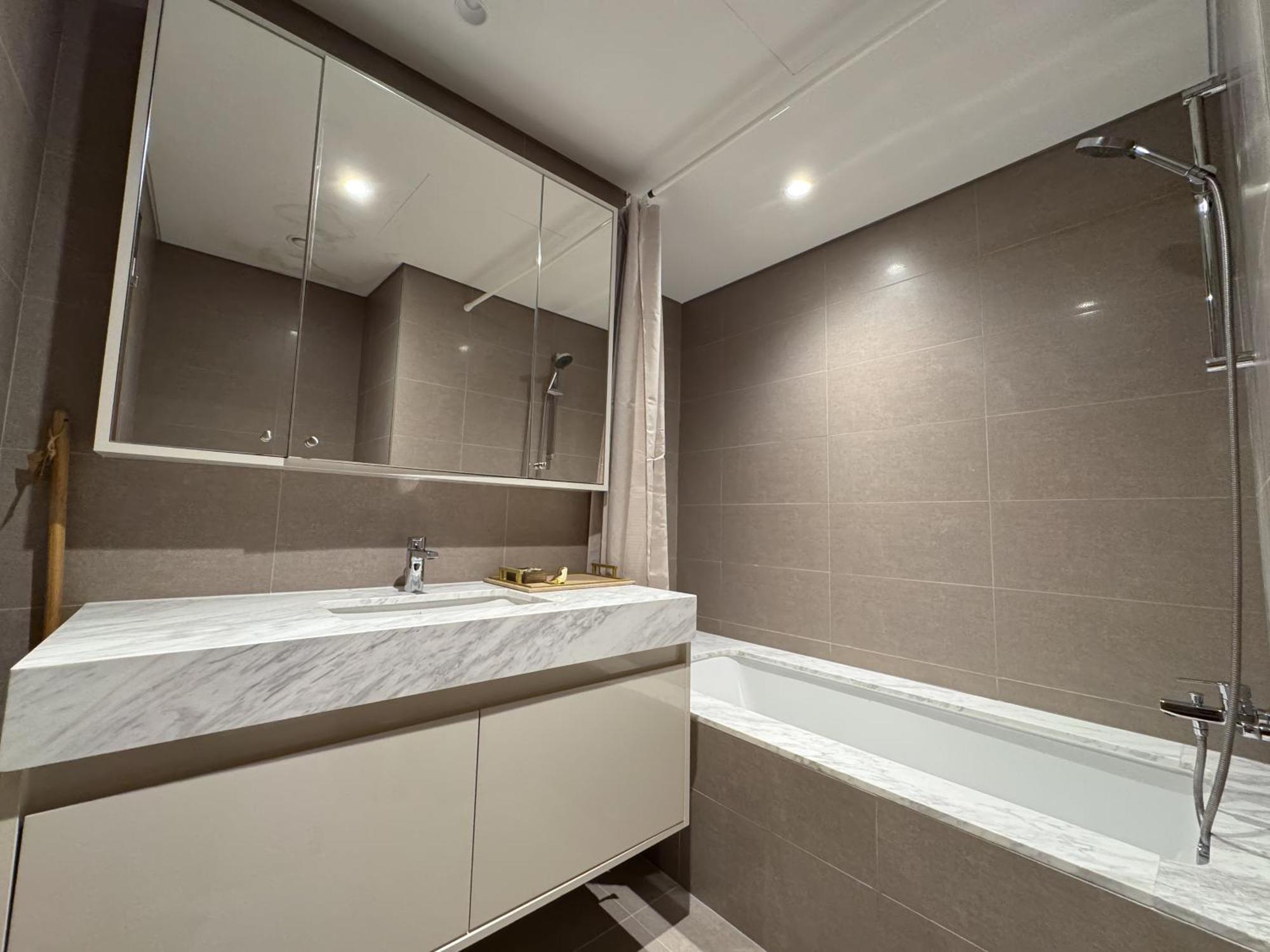 Brown Stone - Burj Khalifa Fountain Views Apartment Dubai